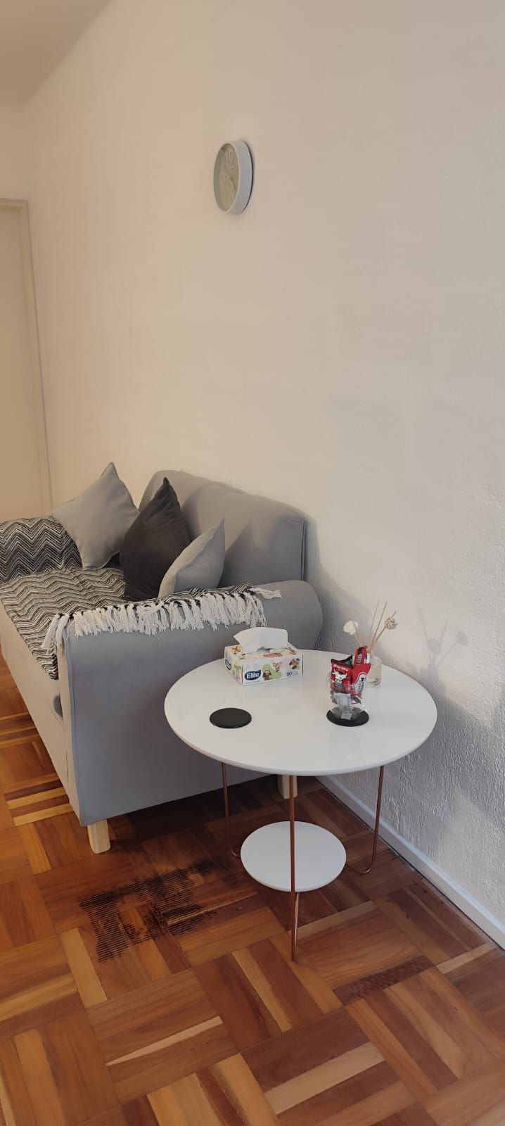 Sillones y mesa del consultorio