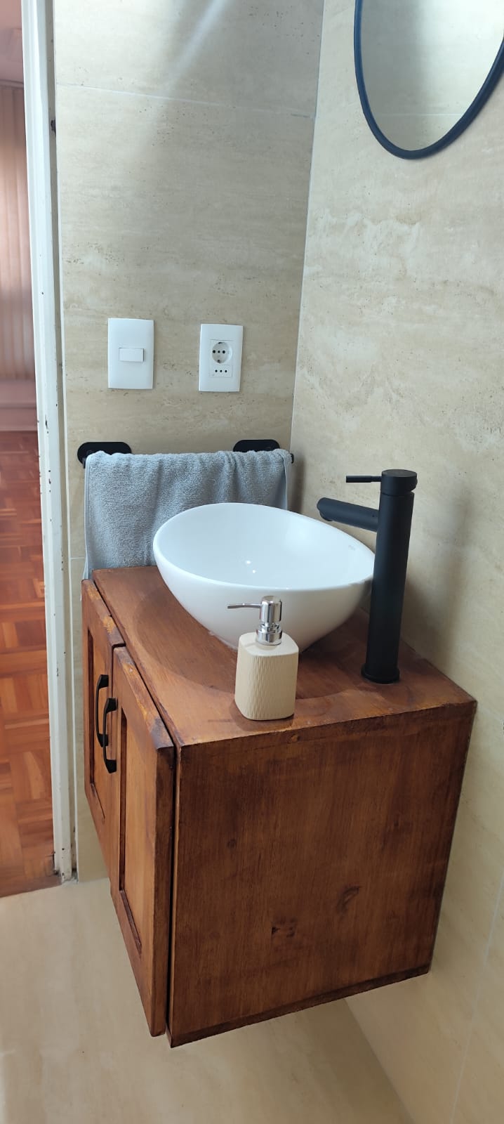 Lavamanos y mueble de madera