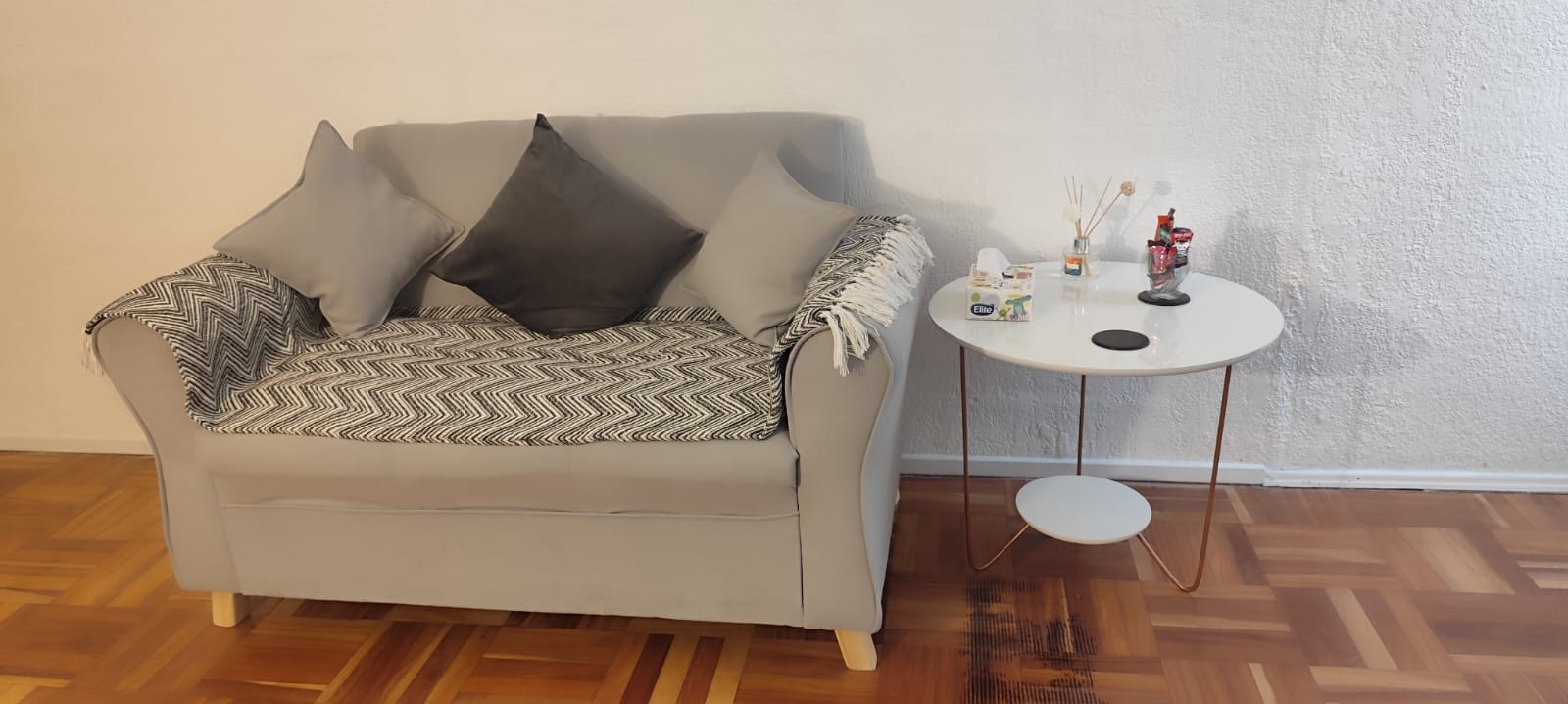Sillón de atención junto a mesa auxiliar