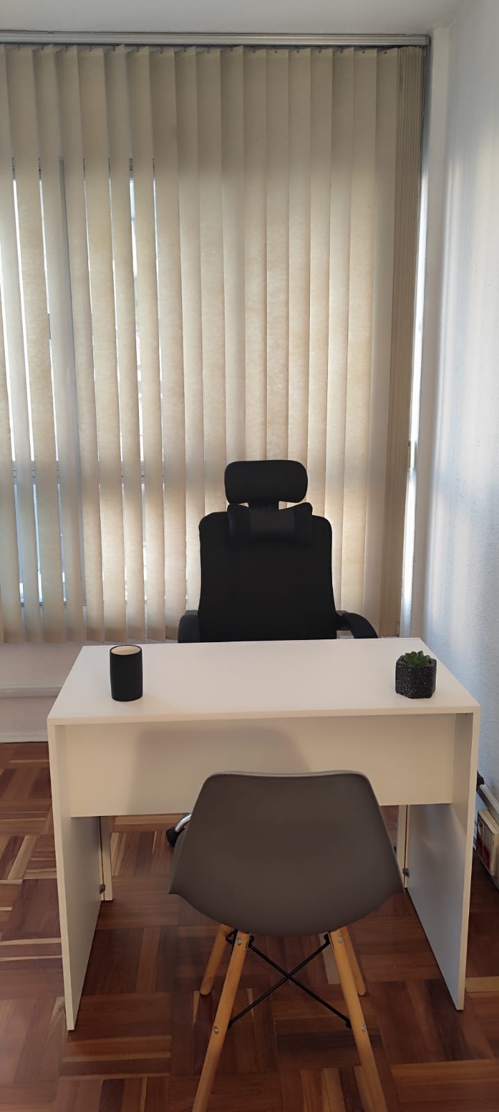 Escritorio y silla de trabajo