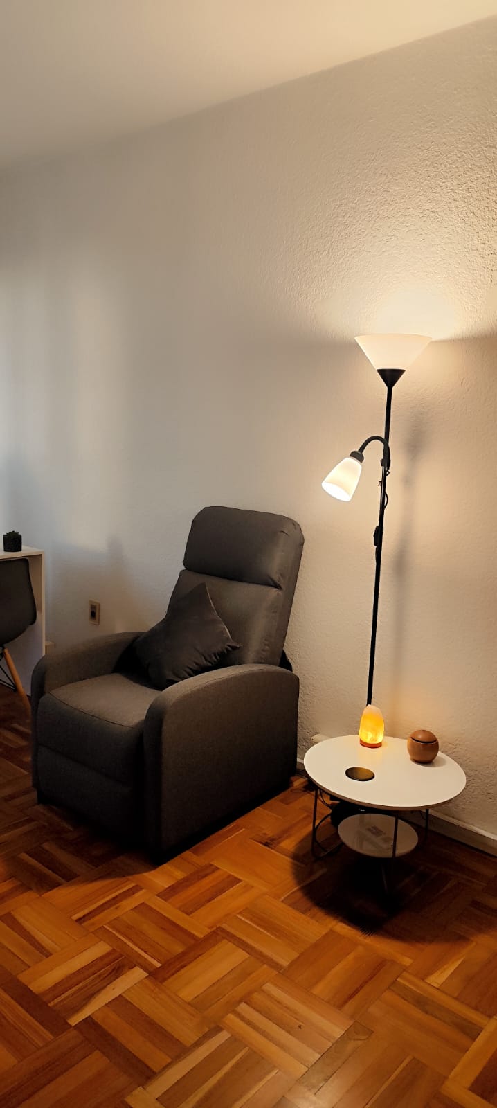 Sillón del consultorio junto a la lámpara de pie